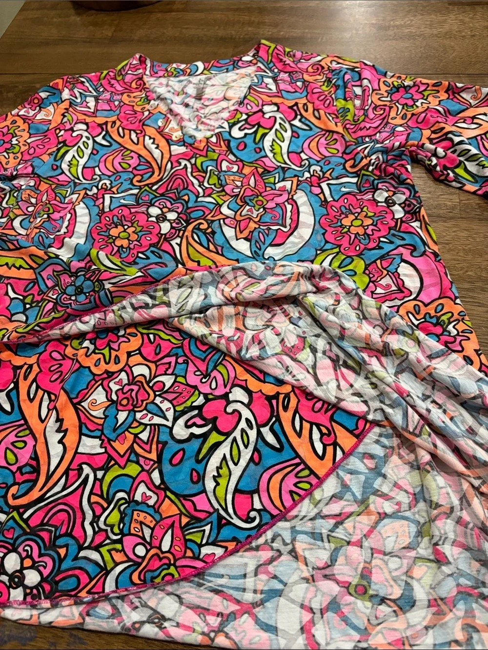 Lulu b v neck top. Large. Bright colors. Faux wrap 3/4 sleeves - Picture 5 of 9